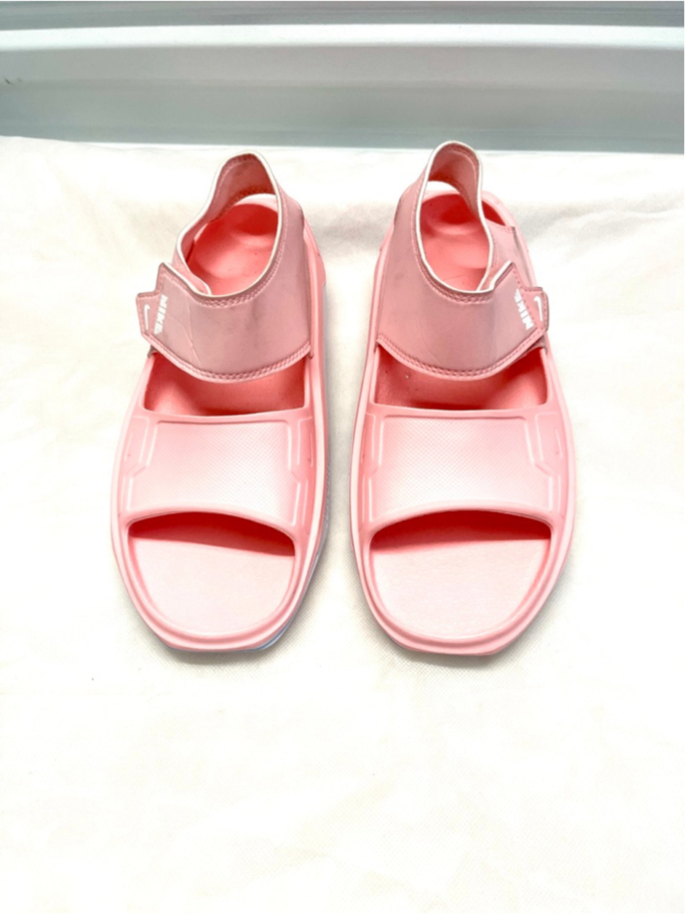 Nike Playscape (GS) Sandals in the "Arctic Punch" pink color size 7y